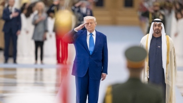 Photo: UAE President receives US President Trump in official ceremony at Qasr Al Watan