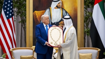 Photo: UAE President awards Order of Zayed to US President in recognition of efforts to strengthen bilateral ties