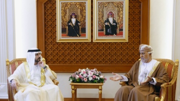 Photo: Hamdan bin Mohammed meets with Oman’s Deputy Prime Minister for Defence Affairs